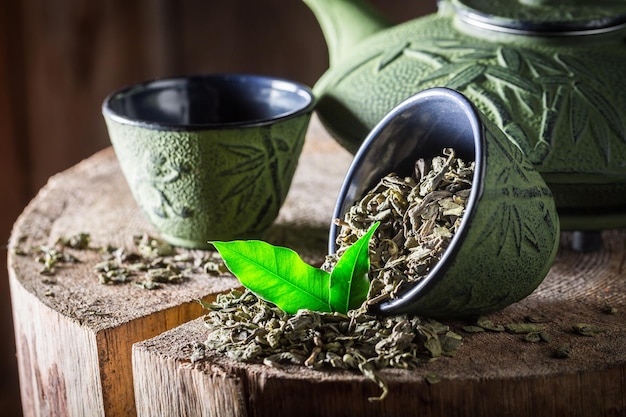 Zdrowa zielona herbata z żelaznym czajnikiem i filiżanką