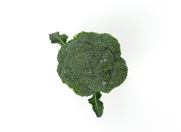 Zdrowa żywność i zielone świeże brokuły na białym tle