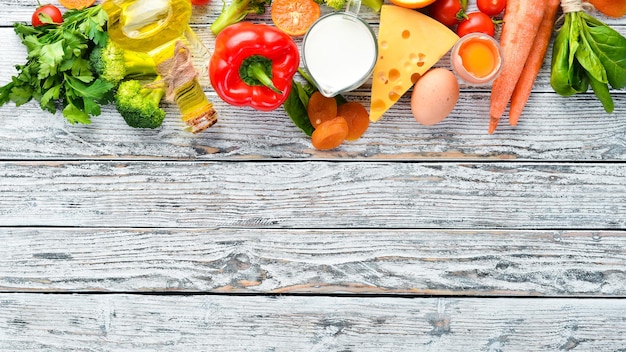 Zdjęcie zdrowa żywność owoce i warzywa brokuły marchew mleko ser szpinak suszone morele pietruszka pomidory widok z góry