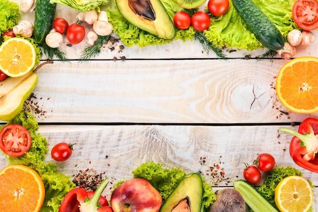 Zdjęcie zdrowa żywność warzywa i owoce na białym drewnianym tle widok z góry kopiowanie miejsca