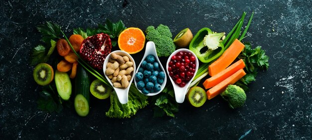 Zdjęcie zdrowa żywność warzywa i owoce na czarnym drewnianym tle widok z góry kopiowanie miejsca