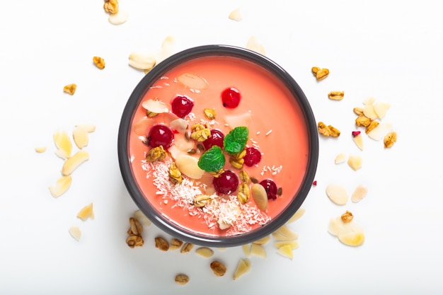 Zdrowa żywność według koloru 2019 żyjącego koralowca Jogurt Śniadanie Miska w ceramicznej misce