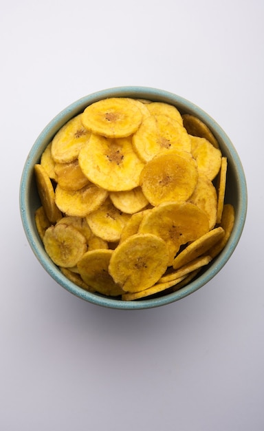 Zdrowe Domowe Chipsy Lub Wafle Z Kela Lub Banana Podawane Na Nastrojowym Tle, Selektywne Skupienie