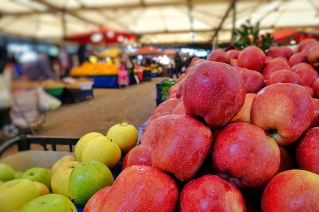 Zdrowe i organiczne czerwone jabłko na bazarze