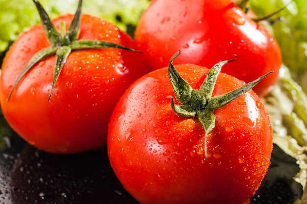 Zdrowe jedzenie dobre przekąski świeże warzywaTrzy soczyste pomidory świeżo umyte