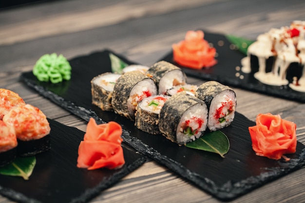 Zdrowe jedzenie. Japońska restauracja. Sushi roll na czarnym tle