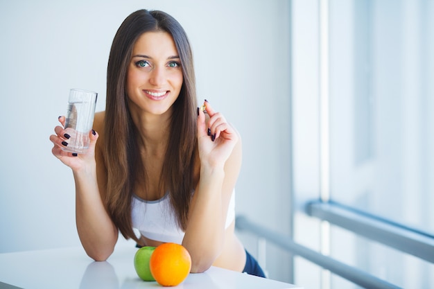 Zdrowe Jedzenie. Kobieta Pije Wodę Z Cytryny Detox. Zdrowe Odżywianie