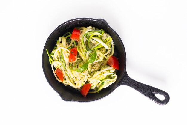 Zdrowe Jedzenie Koncepcja Domowej Roboty Guilten-free Zucchini Noodles, Makaron Z Pomidorami W żelaznej Patelni Patelni