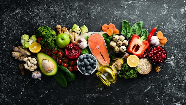 Zdjęcie zdrowe jedzenie koncepcja zdrowego jedzenia świeże warzywa orzechy i owoce na kamiennym tle