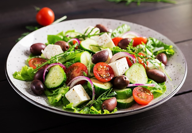 Zdrowe jedzenie. Sałatka grecka ze świeżymi warzywami