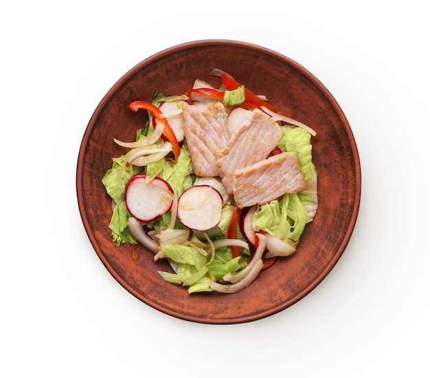 Zdrowe jedzenie w japońskiej restauracji na białym tle. Miska gotowanego na parze łososia i sałaty lodowej, sałatka z czerwonej papryki z rzodkiewką i cebulą. Kuchnia azjatycka, widok z góry