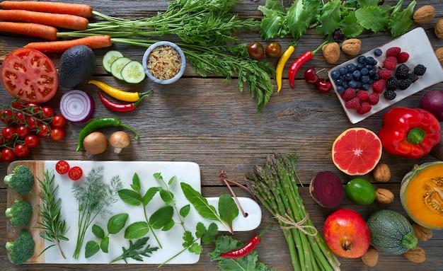 Zdrowe jedzenie warzyw dla zdrowia serca na drewnie