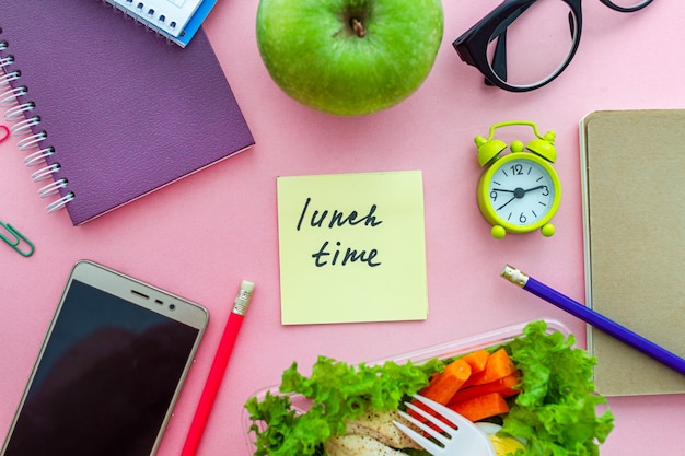 Zdjęcie zdrowe jedzenie z pudełka na lunch w miejscu pracy podczas przerwy. pojemnik na żywność w pracy. widok z góry