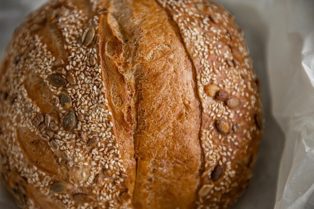Zdrowe kromki chleba żytniego na talerzu na betonowym tle