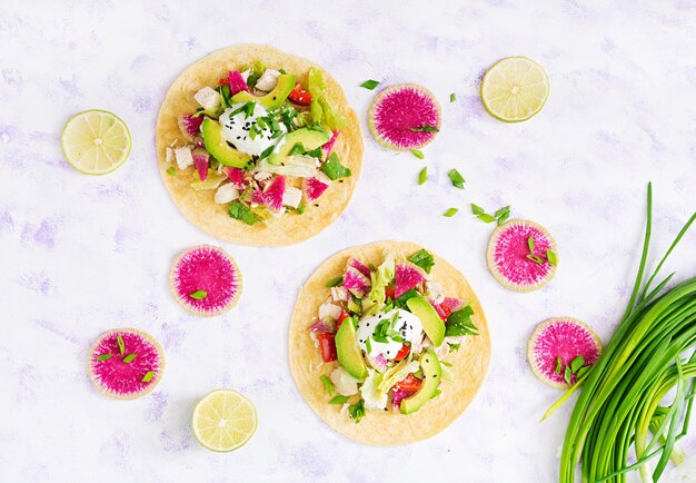 Zdrowe meksykańskie tacos kukurydziane z gotowaną pierś z kurczaka, awokado i arbuz