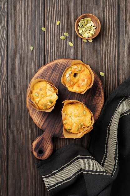 Zdrowe Muffinki Serowe Z Polentą, Pomidorem Cherry I Pestkami Dyni Na śniadanie. Selektywna Ostrość. Widok Z Góry. Skopiuj Miejsce.