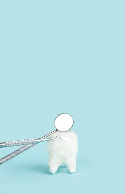 Zdrowe narzędzia do sprzętu dentystycznego i model zęba do opieki stomatologicznej Dentysta stomatologia koncepcja medyczna