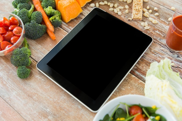 zdrowe odżywianie, dieta, odchudzanie i koncepcja utraty wagi - zbliżenie czarnego pustego ekranu komputera typu tablet i warzyw