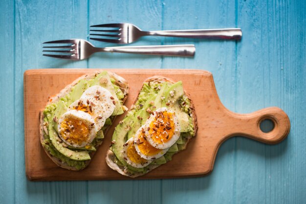 Zdrowe odżywianie i lekkie śniadanie - tosty z awokado i jajkiem