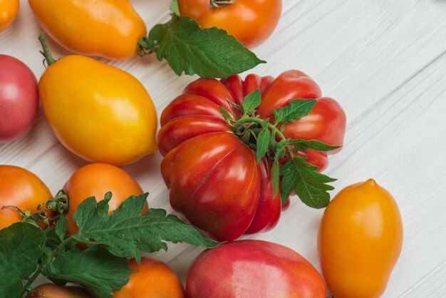 Zdrowe organiczne warzywa na drewnianym tle Świeże dojrzałe organiczne pomidory ogrodowe na drewnianym stole