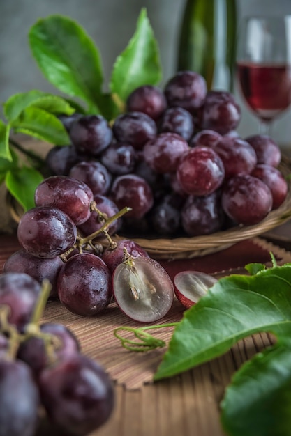 Zdrowe owoce Czerwone winogrona w winnicy,