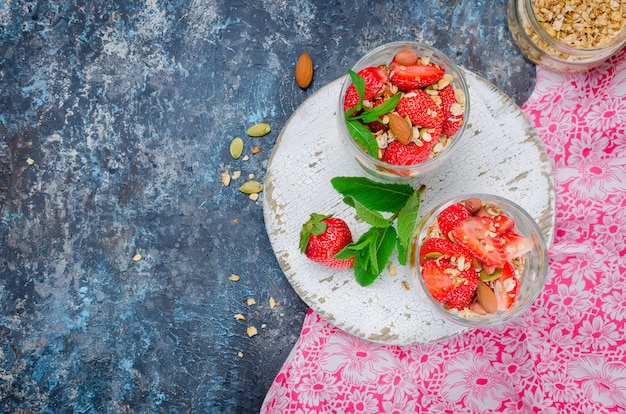 Zdrowe śniadanie Domowe Muesli Ze świeżych Truskawek