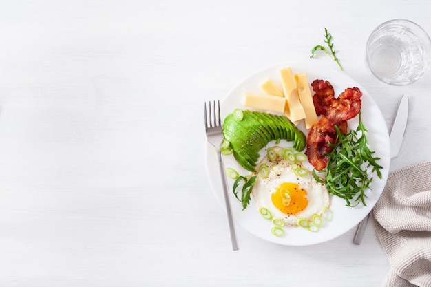 Zdrowe śniadanie ketonowe: jajko, awokado, ser, bekon