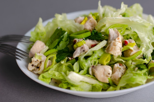 Zdrowe śniadanie Lub Lunch. Sałatka Ze świeżych Warzyw Z Sałaty Lodowej, Pora I Pierś Z Kurczaka.