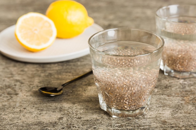 Zdrowe śniadanie Lub Rano Z Nasionami Chia I Cytryną Na Tle Stołu Wegetariańska Dieta I Koncepcja Zdrowia Pudding Chia Z Cytryną