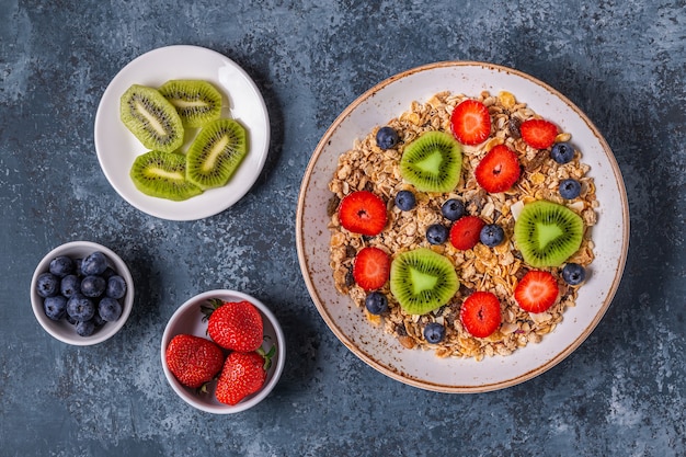 Zdrowe śniadanie, miska z muesli owsianej i jagód, widok z góry.