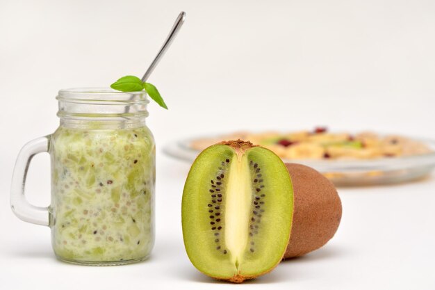 Zdrowe śniadanie owocowe i smoothie z kiwi i nasionami chia