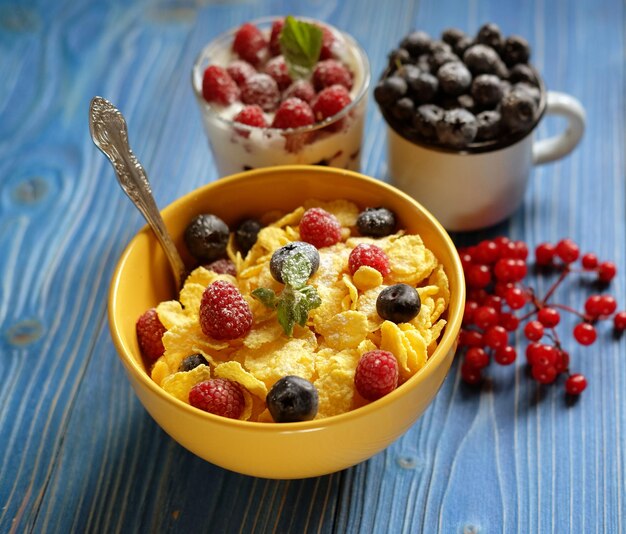 Zdrowe śniadanie Płatki kukurydziane z malinami i jagodami