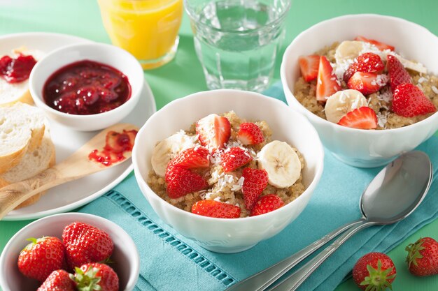 Zdrowe śniadanie quinoa z truskawkowymi płatkami kokosowo-bananowymi