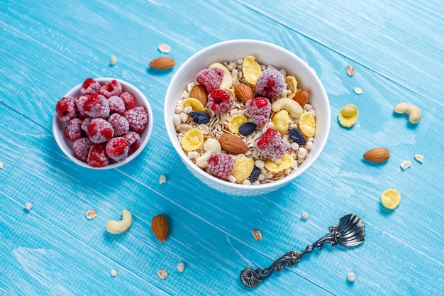 Zdrowe śniadanie. świeża Muesli, Musli Z Orzechami I Mrożonymi Jagodami. Widok Z Góry. Skopiuj Miejsce