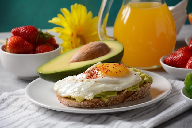 Zdrowe śniadanie Tosty Z Awokado I Bekonem Jajecznym Oraz Jajka Ze świeżych I Suszonych Owoców świeży Sok