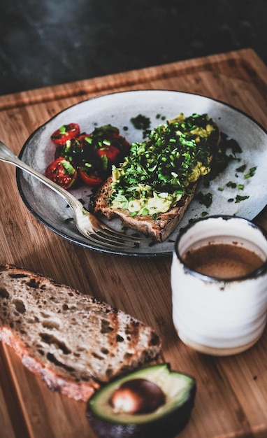 Zdrowe śniadanie Z Grzanką Z Awokado I Kawą Espresso