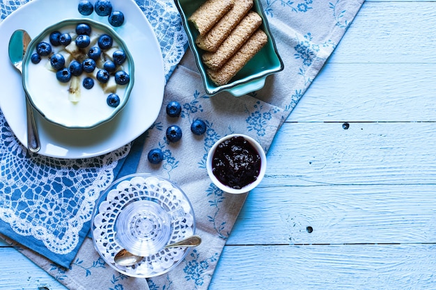 Zdrowe śniadanie z jagodami i jogurtem bananowym