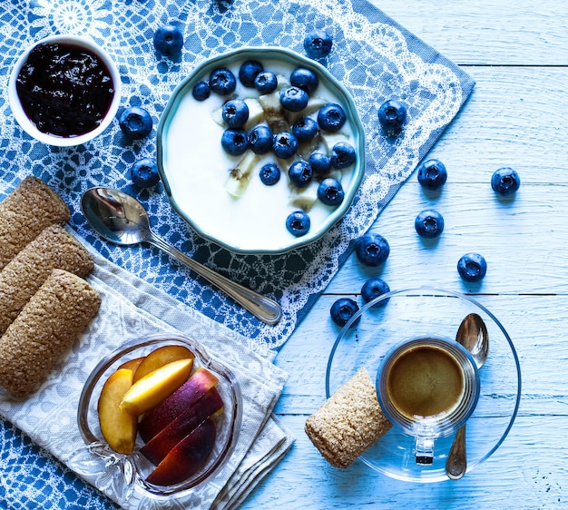 Zdrowe śniadanie z jagodami i jogurtem bananowym