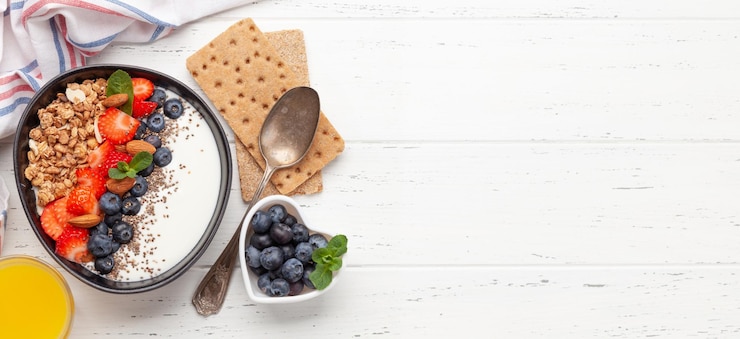 Zdjęcie zdrowe śniadanie z jogurtem muesli i świeżymi jagodami