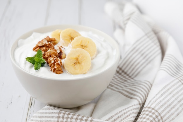 Zdrowe śniadanie z jogurtu z orzechami bananowymi i cynamonem