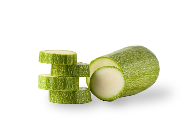 Zdrowe warzywa świeża zielona cukinia z plasterkiem na białym talerzu