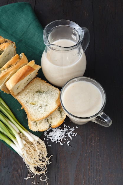 Zdrowe wegańskie śniadanie. Owsianka muesli z owsa mlekiem i jagodami nad drewnianym stołowym tłem. Czyste jedzenie, utrata masy ciała, wegetariańskie, koncepcja surowej żywności