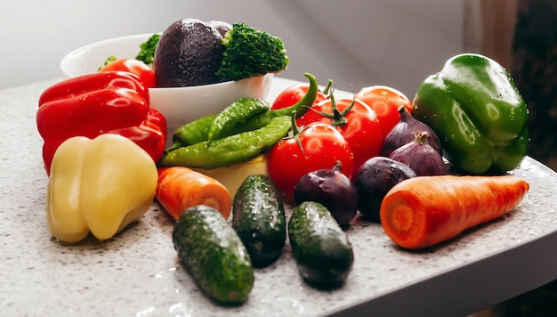 Zdjęcie zdrowej żywności świeże warzywa na białym stole