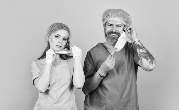 Zdrowi ludzie chirurg po operacji operacja epidemia koronawirusa z Chin opieka zdrowotna Udany zespół lekarzy wykwalifikowany personel medyczny pielęgniarka i lekarz noszą maskę do respiratora
