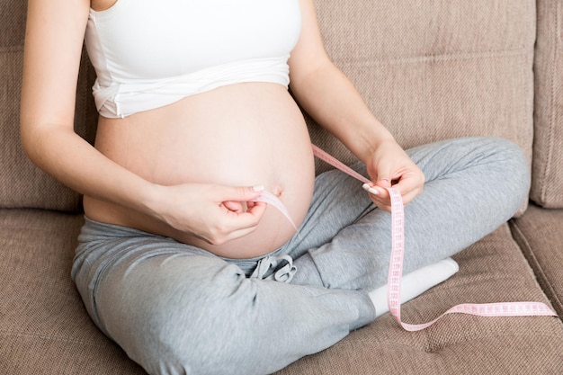 Zdrowie Dobrostan Ciąża Styl życia Kobieta w ciąży mierząca brzuch Zdrowa ciąża Zdrowe samopoczucie Ciąża Styl życia