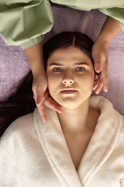 Zdrowie I Piękność I Koncepcja Relaksu Młoda Kobieta W Salonie Spa Podczas Masażu