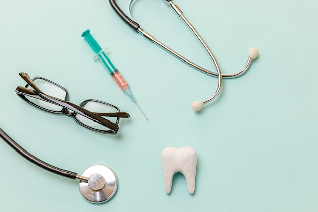 Zdrowie koncepcja opieki stomatologicznej medycyna sprzęt stetoskop biały zdrowy ząb okulary strzykawka izolat...
