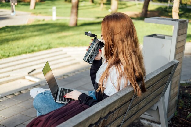 Zdrowie psychiczne równowaga życia zawodowego praca online praca lub edukacja ruda kobieta pracująca wpisując na laptopie