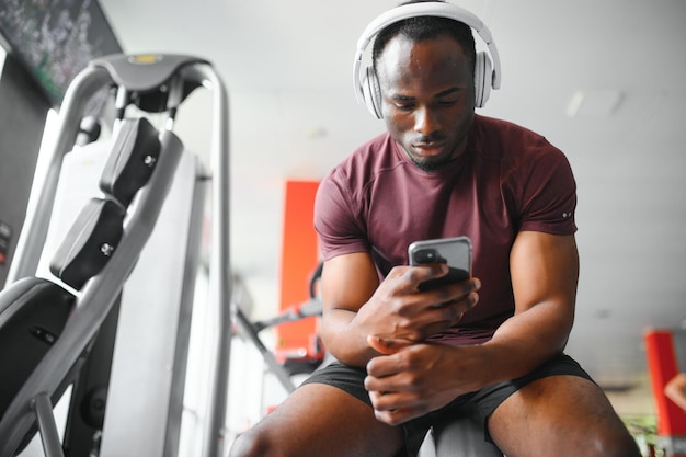 zdrowy amerykanin afrykańskiego pochodzenia mężczyzna odpoczywa po treningu