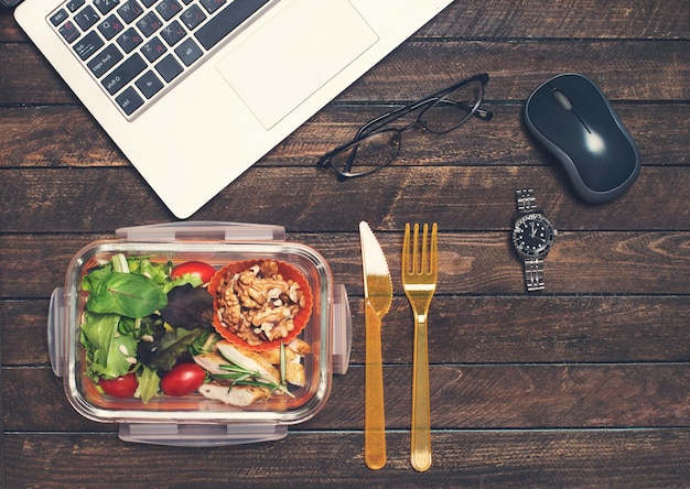 Zdjęcie zdrowy biznesowy lunch w miejscu pracy pudełko na lunch z warzywami i smażonym kurczakiem na biurku